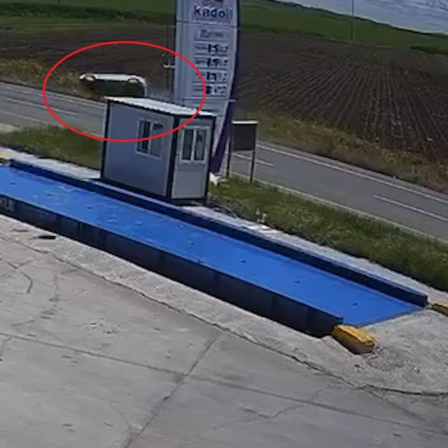 Diyarbakır'da takla atan otomobil tarlaya savruldu; aynı aileden 4 yaralı