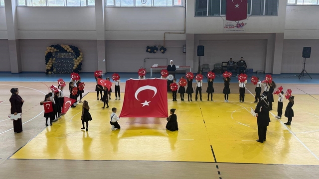 Kağızman'da okuma bayramı coşkusu: Minik öğrencilerden muhteşem gösteri