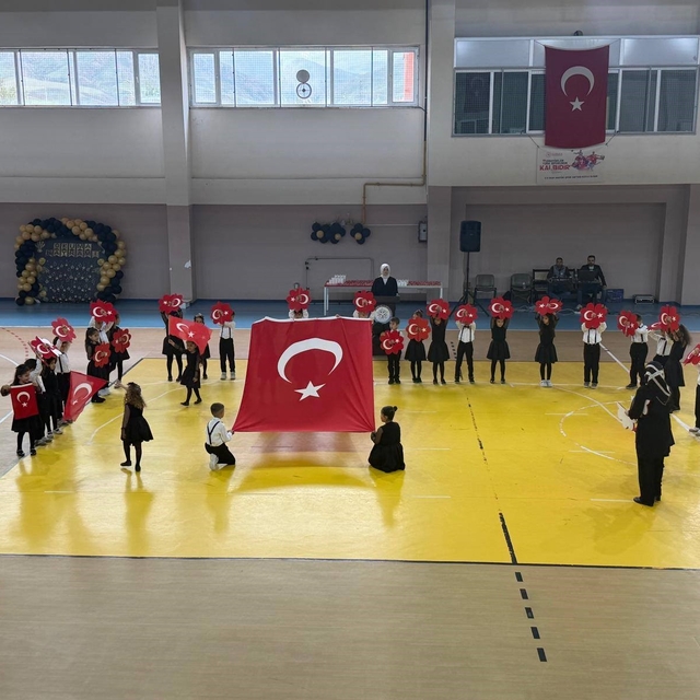 Kağızman'da okuma bayramı coşkusu: Minik öğrencilerden muhteşem gösteri