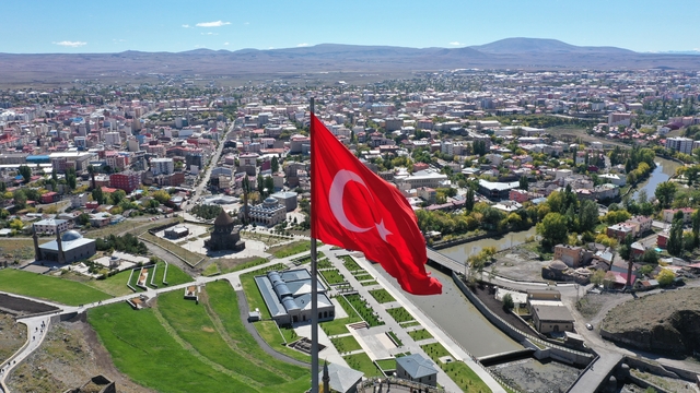 Sınır kenti ama sınırda kaldı! Kars dış ticarette alarm veriyor
Doğu'nun Ticaret Merkeziydi, şimdi bölgenin gerisinde
