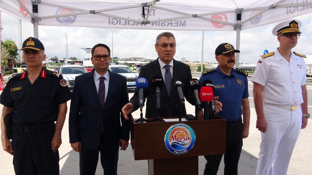 Mersin'de bayramda günlük 700 araç, 11 dron ve 3 bin 507 personel görev yapacak
Vali Atilla Toros: "Bayram boyunca günlük 700 araç, 11 drone ve 3 bin 507 personel görev yapacaktır"