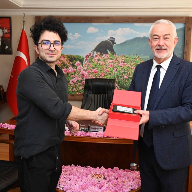 Başkan Başdeğirmen, Çin'de 40 milyon takipçili fenomene Isparta gülünü anla...
