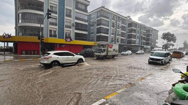 Bozdoğan'da sağanak yağış sonrası ekipler sahada