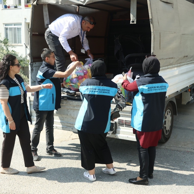Bodrum'da çocuklara bayram öncesi oyuncak dağıtıldı