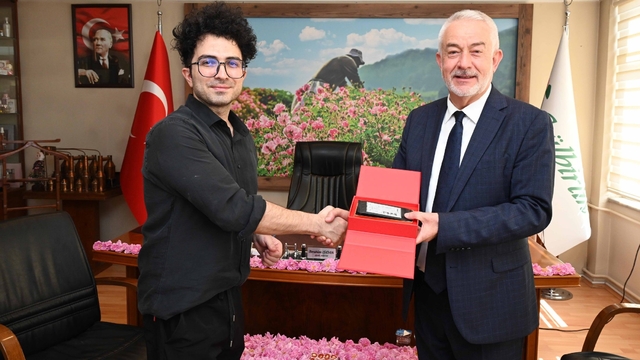 Başkan Başdeğirmen, Çin'de 40 milyon takipçili fenomene Isparta gülünü anlattı