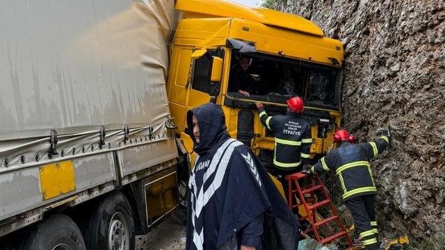 Makaslayan tır yol kenarındaki kayalıklara çarptı: 1 yaralı