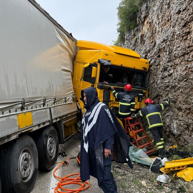 Makaslayan tır yol kenarındaki kayalıklara çarptı: 1 yaralı