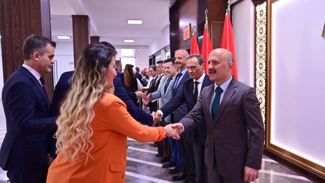 Vali Varol personelle bayramlaştı
