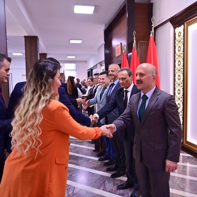 Vali Varol personelle bayramlaştı