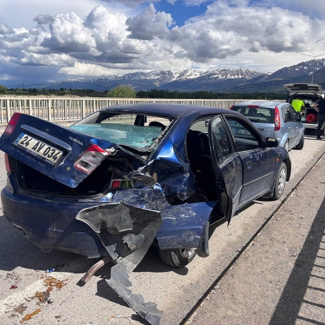 Erzincan-Çağlayan Karayolu'nda trafik kazası: 2 yaralı