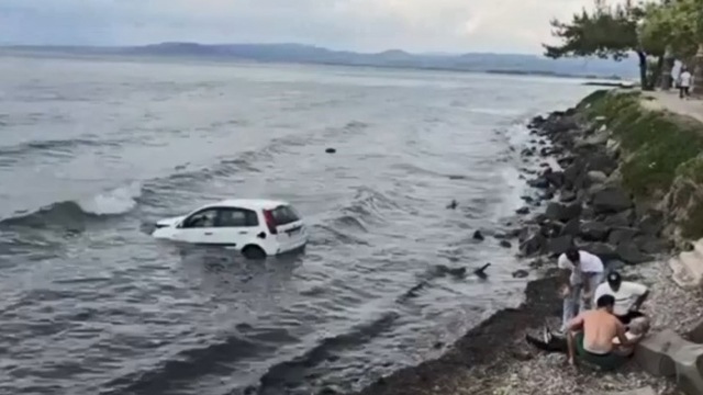 Kuşadası'nda otomobil denize uçtu: 1 yaralı