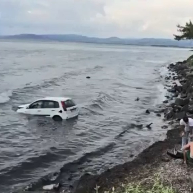 Kuşadası'nda otomobil denize uçtu: 1 yaralı