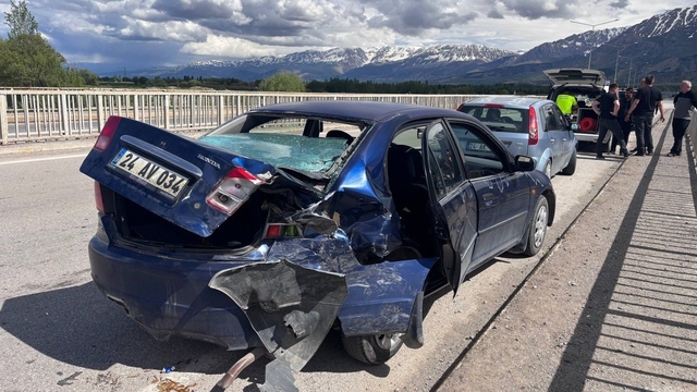 Erzincan-Çağlayan Karayolu'nda trafik kazası: 2 yaralı