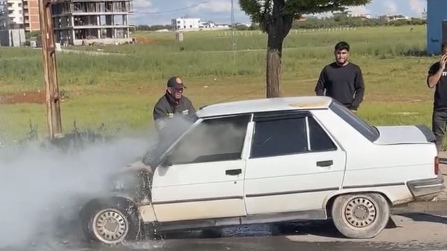 Hilvan'da seyir halindeki otomobil yandı
