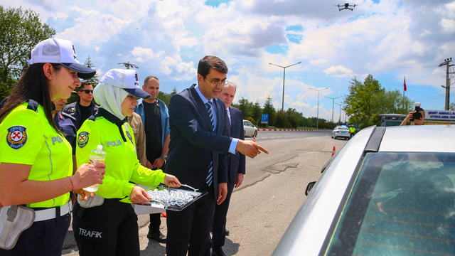 Uşak Valisi Kartal Ankara-Uşak kara yolundaki uygulama noktasını ziyaret etti