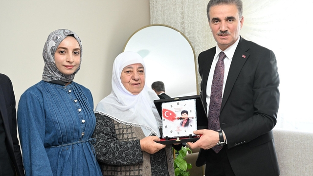 Erzurum Valisi Baruş, Hınıs'ta şehit ailesi ve gaziyi ziyaret etti