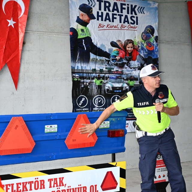 Demirci'de traktör sürücülerine reflektör dağıtımı yapıldı