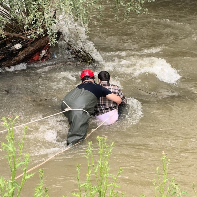 Akıntıya kapılıp 1 kilometre sürüklendi, çalılara tutunarak hayatta kaldı