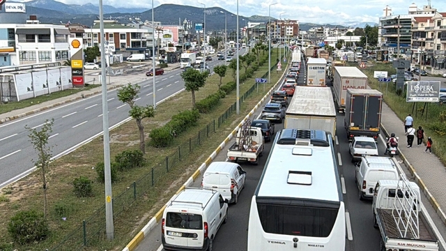 Kuzey Ege'de trafikte 9 günlük bayram tatili yoğunluğu başladı
Akçay kavşağında kilometrelerce araç kuyruğu