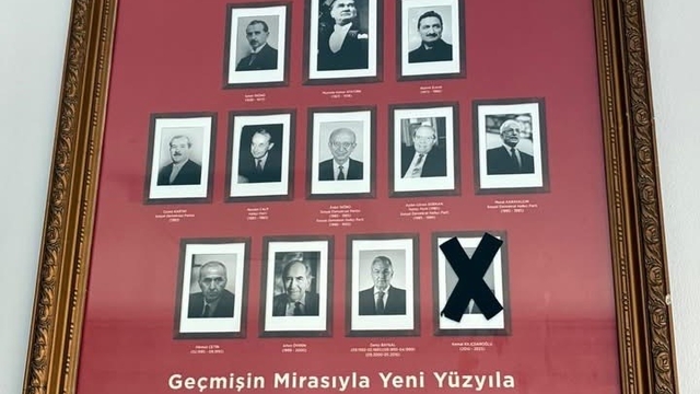 Mutlak butlan kararı sonrası Kılıçdaroğlu'nu protesto etti
CHP İlçe Başkanı Kılıçdaroğlu'nun panodaki fotoğrafını bantla kapattı