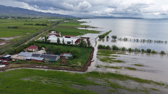 Elazığ'da üreticiler tedirgin: Çiftlikleri suyun altında kalmasın diye nöbet tutuyorlar
Üüreticiler, çiftlikleri sular altında kalmasın diye kendi imkanlarıyla önlem aldı