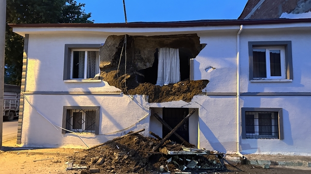 Bursa'da 2 katlı evin duvarı çöktü