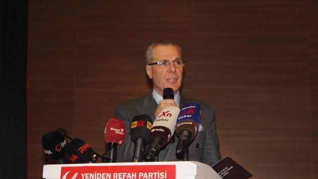 YRP Genel Başkan Yardımcısı Osmanağaoğlu: "Çürümekte olan yaprağın düşmesiyle çınara hiçbir şey olmaz"
YRP Kayseri İl Başkanı Ali Özcan:
"Partimiz dışında hiçbir yerde mahalle başkanı yazılmayacak arkadaşlar, bugün meclis üyesi oldular"
Kayseri'de YRP Mayıs Ayı İl Divan Toplantısı gerçekleştirildi