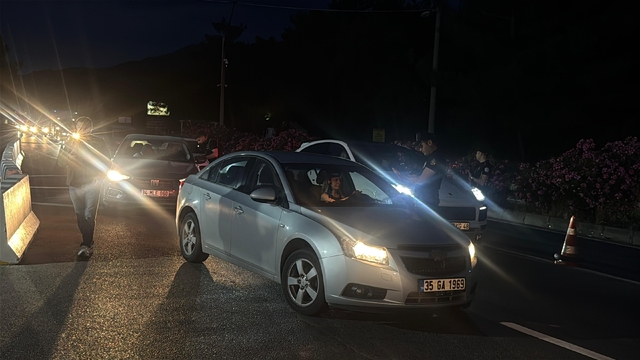 Bodrum girişinde bayram yoğunluğu: Polis ekiplerinden sıkı denetim