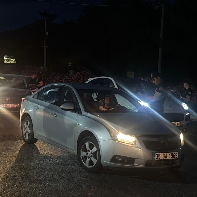 Bodrum girişinde bayram yoğunluğu: Polis ekiplerinden sıkı denetim