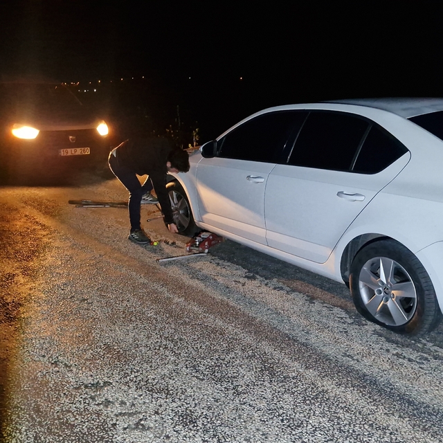 Çukurlara giren 5 aracın lastiği patladı