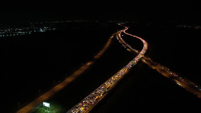 Bayram göçü başladı: Otoyolların kesişim noktasında trafik durdu
Kilometrelerce araç kuyruğu böyle görüntülendi