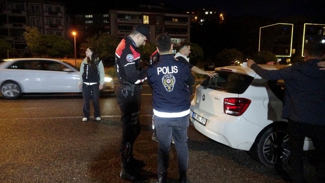 Muğla polisinden 'gece operasyonu' gibi denetim
Bayram öncesi Muğla'da geniş çaplı asayiş uygulaması