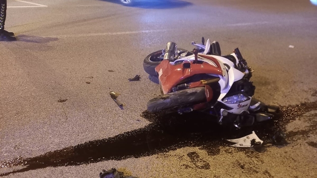 Motosiklet ile otomobil çarpıştı: 1 yaralı