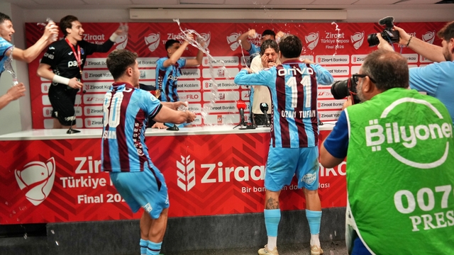Kupayı kazanan Trabzonspor'da basın toplantısında coşkulu kutlama
Fatih Tekke: "Çok şükür taraftarımızı mutlu ettik, camiamıza bir kez daha kupa kazandırdık"