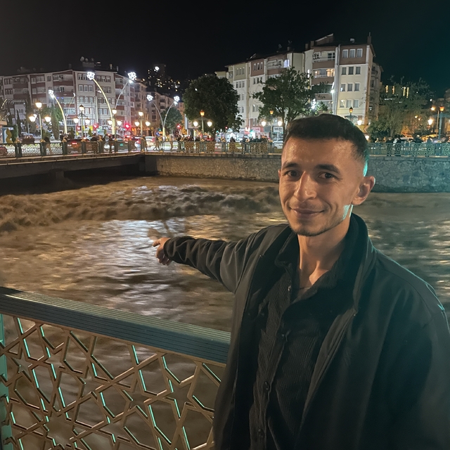 Yeşilırmak'ta su seviyesi yükseldi: Vatandaşlar tehlikeye rağmen köprüye ak...