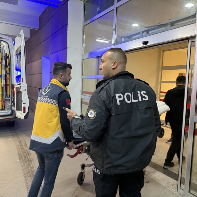 Hükümlü şahıs, hastanede kafasında bardak kırarak kendini yaraladı