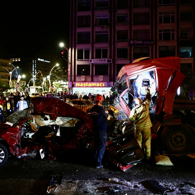 Giresun'da tırın iki otomobile çarptığı kazada 5 kişi öldü, 6 kişi yaraland...