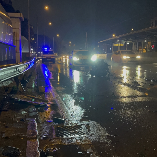 Kaza yaptı, motor yerinden çıktı: 1'i ağır 2 yaralı