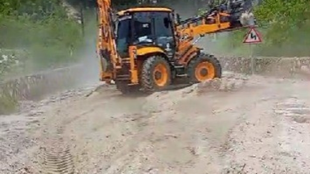 Buldan'da etkili şiddetli dolu yolları kapattı
