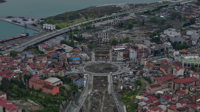 Karadeniz Sahil Yolu viyadüklerle Değirmendere Tüneli'ne bağlanıyor
Değirmendere Viyadüğü'nde köprü ayaklarında imalat çalışmaları sürüyor
Büyükşehir Belediye Başkanı Ahmet Metin Genç:
"Değirmendere'deki ve Maçka Kavşağı'ndaki trafik yoğunluğu azalacak; Mevcut yol ise iç servis yolu hâline gelecek"