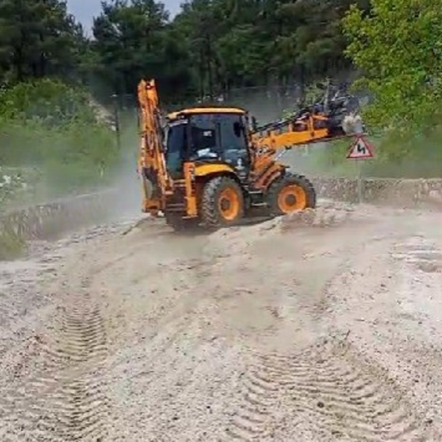 Buldan'da etkili şiddetli dolu yolları kapattı