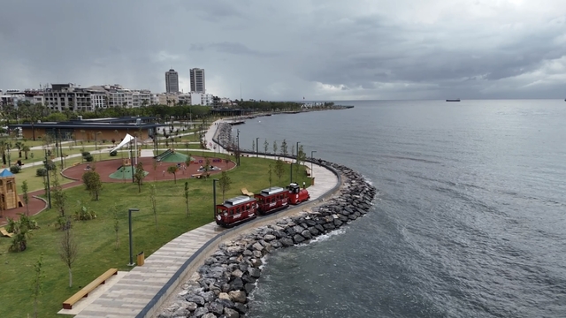 Depremin izlerinin silindiği İskenderun sahili ücretsiz nostaljik trenle şenlendi