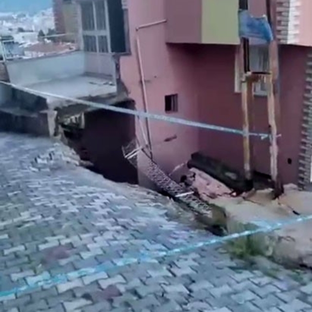 Çöken istinat duvarı binada hasar oluşturdu
