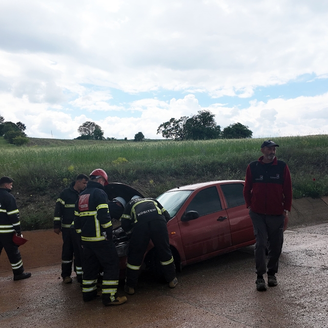 Gediz'de otomobil yoldan çıktı: 4 yaralı