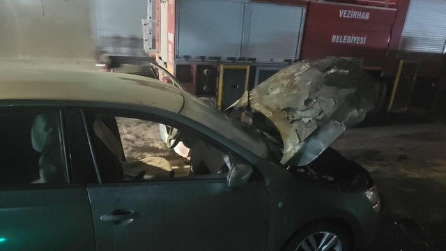 Seyir halindeki otomobil alev aldı