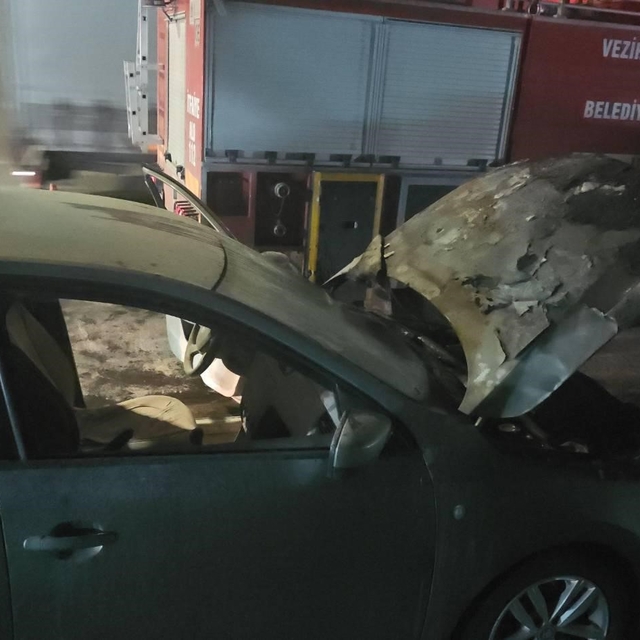 Seyir halindeki otomobil alev aldı