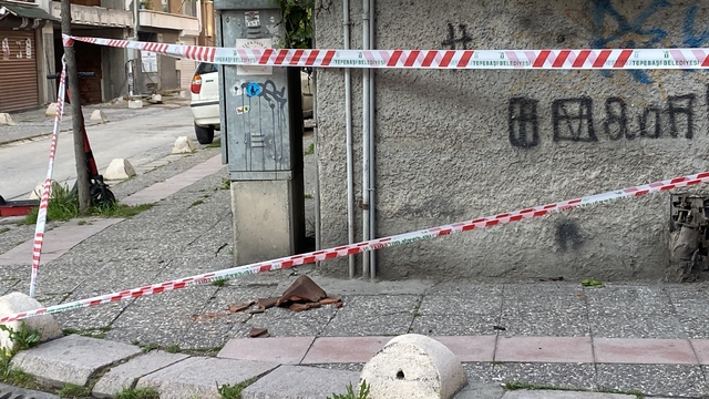 Binadan düşen kiremitler için emniyet şeridi çekildi