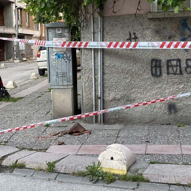 Binadan düşen kiremitler için emniyet şeridi çekildi