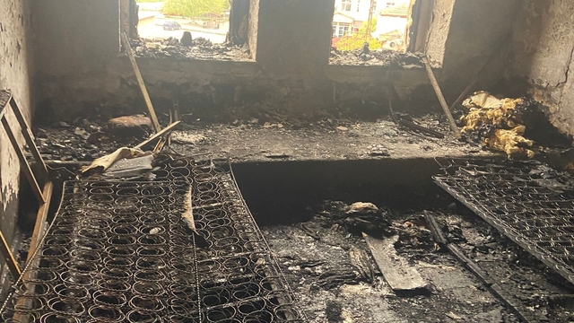 Çardak'ta evi kül olan aile komşularına sığındı