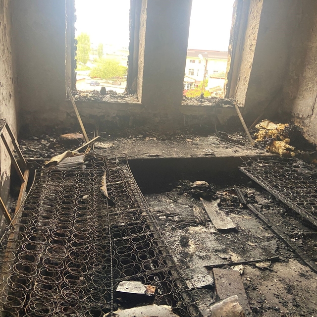 Çardak'ta evi kül olan aile komşularına sığındı